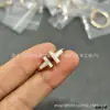 Anillo Doble T de Alta Gama Versión Alta para Hombres y Mujeres Chapado en Oro de 18K Lujo Ligero Nudo de Cuerda Doble T 1 Versión Ancho Estrecho Incrustado con Diamantes Anillo Apilable
