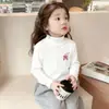 Capa base de forro polar para niña con cuello semi-alto, nuevo estilo Otoño/Invierno 2026 para niños medianos a grandes, estampado de dibujos animados, cálida capa interior superior