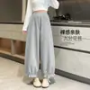 Pantalones grises cropped de estilo linterna para mujer petite, nuevo estilo primavera y otoño, con un look relajado y chic, caracterizados por un diseño de pierna ancha y una estética inspirada en Corea.