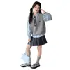 Conjunto de Tres Piezas para Niñas Estilo Universitario: Chaleco, Camisa y Falda Plisada, Nuevo Conjunto de Principios de Otoño 2026 para Niñas Mayores