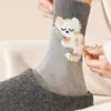 Calcetines de Gatito para Mujer de Media Pantorrilla Ins Tendencia Otoño Versátiles 2025 Nuevo Estilo Caliente Felpa Dibujos Animados Lindos Calcetines para Mujer