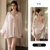 Marca Guiruo Ropa Interior Puro Deseo Seda de Hielo Plata Plus Almohadilla para el Pecho Fruncido Tirante Camisón Bata Exterior Conjunto de Ropa para el Hogar 4419