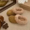Chinelos de Pelo Espessos e Fofos com Bolinhas Retro e Solado Grosso para Uso Externo Femininos Novos Outono/Inverno 2026 Quentes Antiderrapantes de Algodão