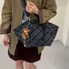 Nuevo estilo a cuadros gran capacidad universidad 2026 moda para ir al trabajo colgante de oso bolso tote casual de un solo hombro mujer