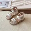 Sandalias de niña elegantes con punta abierta y diseño calado, nuevos zapatos de verano 2026 para niños, zapatos de princesa de suela suave con pedrería para niñas pequeñas