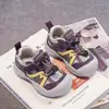 Tênis esportivos infantis, nova coleção outono 2026, tênis de corrida estilosos e antiderrapantes para meninas, sapatos casuais para caminhada ao ar livre, estilo da moda