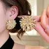 Nuevos pendientes de botón de flor de perla con incrustaciones de diamantes estilo vintage francés, modernos y versátiles para el uso diario, pendientes de diseño único para mujer