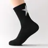 Meias Masculinas de Cano Médio Pretas e Brancas Modernas com Design de Estrela de Cinco Pontas e Cruz, Meias Versáteis para Casal para Homens e Mulheres, Adequadas para Comércio Exterior e Meias Longas Transfronteiriças