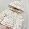 Conjunto de jaqueta acolchoada de algodão quente e calça de algodão rosa para meninas outono e inverno de 2026, conjunto de duas peças de jaqueta acolchoada de algodão floral e calça de algodão para bebês meninas