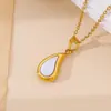 Colar Pingente Concha Design Geométrico de Nicho de Luxo Leve Retrô Francês Coração Redondo Corrente de Clavícula em Aço Titânio Banhado a Ouro