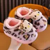 Lindas zapatillas de algodón para niñas con estampado de leopardo y gato estilo girly, zapatos peludos 3D de dibujos animados con suela suave para bebé, calzado para padres e hijos para invierno