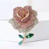 Nova Broche Exquisito de Liga Resistente com Strass Flor Rosa, Broche Pin Versátil e Elegante para Acessório de Roupa Feminina