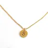 Collar con Colgante de Alfabeto de Acero Inoxidable 26 Letras, Cadena para Clavícula, Pieza Redonda Chapada al Vacío en Oro de 18 Quilates, Colgante de Acero de Titanio de Moda, Superventas Transfronterizo