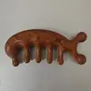 Pente de massagem de golfinho de sândalo verde sem pintura, moagem fina, raspagem de nariz de sândalo, massagem facial, pente de cuidados de saúde com cinco dedos, pente de madeira maciça com dentes grandes