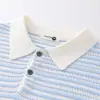 Nueva camiseta polo de punto hueco a rayas azules y blancas de manga corta para 2026, estilo fino de verano para hombre, camiseta con cuello de estética old money