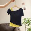 Camiseta Feminina de Manga Curta com Gola Inclinada em Cor Contrastante, Ombro a Ombro Falsa Duas Peças, Design Nicho Verão 2025, Top Slim de Ombro
