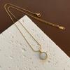 Colar de aço de titânio com pingente de fritillaria branca sem cor, feminino, ouro 18K, francês, superior, nicho, simples, elegante, corrente de clavícula, moderno