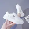 Sapatos Brancos de Solado Macio para Mulheres 2026 Nova Coleção Primavera e Verão Malha Respirável Confortáveis Tênis Casuais Esportivos K6612