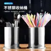 El mostrador del bar se llama un tubo grueso de acero inoxidable para palillos con soporte de drenaje multifuncional para el tubo de cuchara de bar de almacenamiento y el tubo de succión