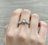 Anillo abierto de lujo ligero de alta gama incrustado con diamantes para mujer, anillo multicolor deslumbrante, moderno y versátil, anillo ajustable