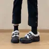 Novos Sapatos de Inverno 2026 Pretos Estilo Francês com Fivela Mocassins para Mulheres, Estilo Retrô, Forrados com Lã, Quentes, Sapatos Peludos com Solado Grosso