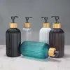 Botella contenedora de champú/acondicionador de 500 ml con forma única de alto valor y acabado esmerilado, con cabezal de bomba de imitación madera