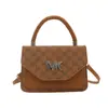 Bolsa de mão minimalista e fashion estilo coreano, design moderno, nova bolsa feminina, bolsa quadrada pequena versátil, exala elegância e sofisticação, bolsa transversal