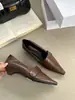 2025 Zapatos Pequeños Cuadrados Estilo Británico Nuevo Retro Pequeños Zapatos de Cuero Adelgazantes Suela Blanda Zapatos Pequeños