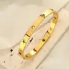 Pulsera de Acero Inoxidable Anillo Abierto en Forma de C 18K No se Desvanece para Mujer Pulsera de Acero de Titanio de Lujo Ligero de Gama Alta Banda Lisa Directo del Fabricante