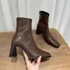 Bota Corta de Tacón Grueso y Punta Cuadrada con Cremallera Trasera Nuevo Estilo Primavera/Otoño 2026 Chica Picante Estilo Europeo/Americano Pequeño Chanel Botas Elásticas Adelgazantes