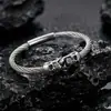 Pulsera de acero de titanio con calavera de personalidad dominante de AliExpress, pulsera retro gótica de doble calavera con alambre de acero al por mayor