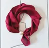 Lenço Quadrado de Seda Fina Estilo Novo Primavera e Verão Fivela Magnética Profissional Combinando com Camisa Feminina 2025 Lenço Decorativo com Letras Pequena Faixa Longa
