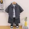 Conjunto de roupa de verão para meninos 2026 novo estilo coreano bonito verão floral manga curta conjunto de três peças atacado