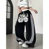 Calça moletom casual larga e estilosa de rua americana com letras graffiti e listras triplas desgastadas para homens e mulheres, cordão, caimento solto, perna larga versátil, moderna