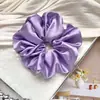 Scrunchie Elegante e Estiloso na Cor Creme para Mulheres, Prendedor de Cabelo Fashion Grande de Cetim com Acabamento de Luxo