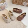Sandálias Infantis 2026 Novos Calçados de Verão para Crianças Sapatos de Princesa para Meninas Primavera/Verão Pequenos Sapatos de Couro para Meninas Sapatos Individuais Vazados