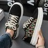 Nuevas zapatillas de pana para hombre, de moda estilo coreano, zapatos casuales versátiles de moda, cómodos y transpirables para el uso diario en todas las estaciones.