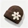 Gorro de lana floral tridimensional, gorro de punto moderno y versátil, gorro cálido y protector para los oídos para otoño e invierno, gorro fresco y dulce para mujer
