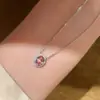Colar Rosa com Diamantes Estilo Menina Rica Retro de Luxo Leve Francês para Mulheres Pingente Oval Totalmente Cravejado Design Exquisito Corrente para Clavícula em Aço Titânio