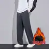 Pantalones deportivos de moda de invierno 2026 de marca simple con forro polar para hombre, estilo callejero de moda retro, corte holgado, pantalones casuales versátiles