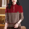 26 Cardigan Casual de Malha Color Block com Gola Alta da Moda com Zíper Novo para Mulheres Casaco Solto Emagrecedor para Mães de Meia-idade