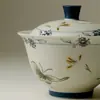 Porcelana Azul e Branca das Dinastias Tang e Song com Design de Orquídea Borboleta Pintada em Ouro Vermelho, Conjunto de Chá Cerâmico de Três Peças com Tigela com Tampa para Uso Doméstico