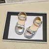 Sandalias de Estilo Princesa para Niñas de Nicho Punta Cerrada Verano 2025 Nuevos Zapatos de Cuero para Niñas Pequeñas Sandalias Plateadas para Niños de Suela Suave