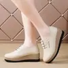 Outono 2026 Novo Estilo Bolo Esponjoso Solado Grosso Salto Plataforma Baixo Respirável Antiderrapante Solado Macio Estilo Little Coco Sapatos Casuais Esportivos Femininos