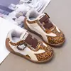 Zapatillas de suela blanda para niñas, nuevo modelo 2026, zapatillas deportivas transpirables de malla antideslizantes para todas las estaciones para niñas, entrenamiento alemán para estudiantes y zapatillas Forrest Gump