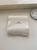 Conjunto de Dos Piezas de Bufanda y Guantes para Mujer Invierno 2025 Nuevo Blanco Tejido de Lana Engrosado Bufanda Versátil Cálida para Ropa de Trabajo