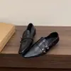 Novas sapatos femininos de outono de 2025, estilo vintage, bico quadrado, salto grosso, versáteis e que afinam, mocassins de couro pequenos estilo britânico para mulheres