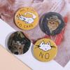 Comércio exterior mais vendido formato de gato redondo de desenho animado lata broche ins personalidade letras distintivo acessórios