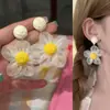 Pendientes de Flor de Rafia Estilo Fresco Super de Hada, Aretes de Botón Dulces Sencillos de Moda, Accesorios para Orejas Versátiles de Personalidad Nicho al por Mayor