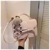 Bolso Bandolera Nuevo Estilo 2026 con Colgante de Oso para Mujer, Bolso de Hombro Mini de Cuero de Alta Gama con Lazo, Bolso Versátil para el Día a Día